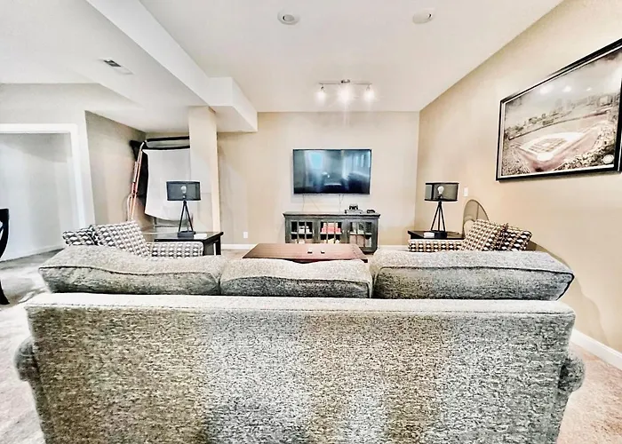 4 Bedroom Oasis With Hot Tube *