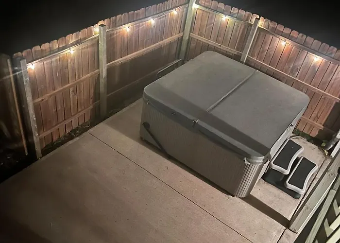 4 Bedroom Oasis With Hot Tube
