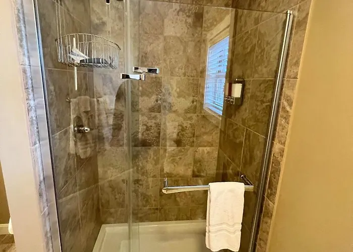 4 Bedroom Oasis With Hot Tube